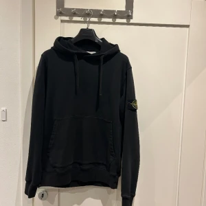 Stone Island Hoodie - Riktigt fet Stone island hoodie i ett riktigt bra skick. Pm vid intresse  Storlek L, fits M