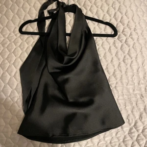 Fest topp - En helt ny zara topp som är svart. Man knyter den där uppe och är helt öppen i ryggen. Den har en dragkedja som gör att det blir tajtare runt midjan.