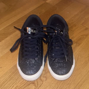 Sneakers  - Hej säljer nu mina ralph lauren skor då dom är för små, endast använda nån gång ute där av väldigt bra skick! Skriv gärna om du har frågor❣️( köpta för 900kr)