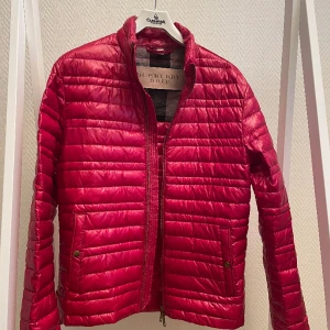 Burberry Jacka - Hej! Säljer denna asfeta vårjackan från Burberry! Köpt på vestriaire collective för ett par månader sen. Skick 8/10, dragkedjan är lite trög. Nypris på jackor från burberry ligger på 12000kr+. Passar ca 175-180cm. Hör av dig vid minsta lilla fråga!