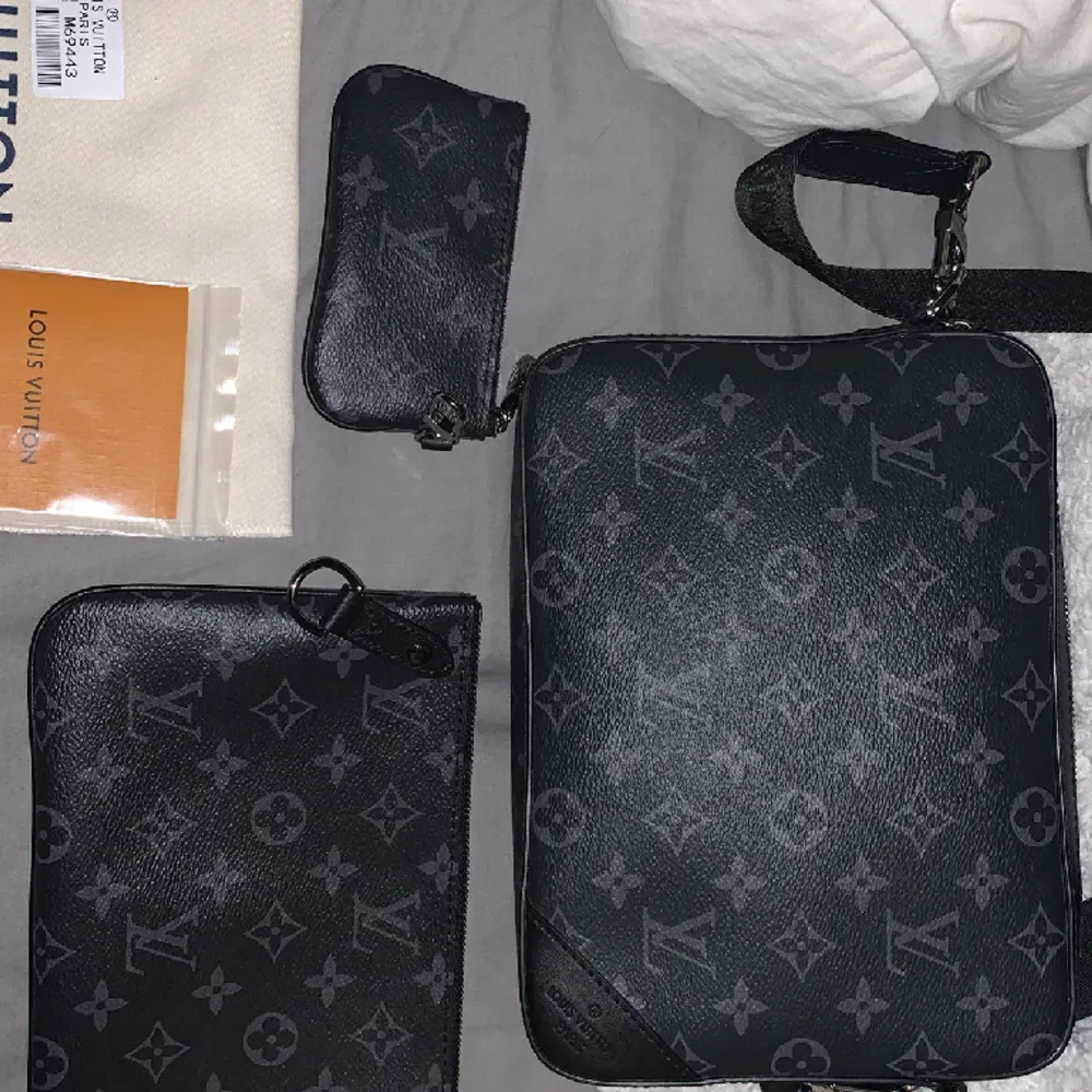 Säljer denna Louis Vuitton väska för det var inte direkt min stil och använd 1-2 gånger.  Hör av er gällande fler bilder och mer info MVH Melvin. Väskor.