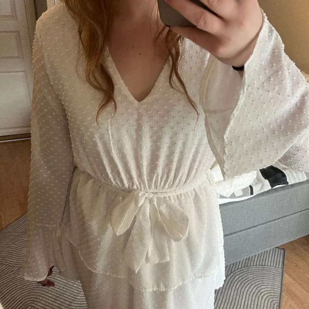 Säljer mina vita klänning från Madlady i storlek M🫶🏼 passar perfekt till studenten eller skolavslutningen!! . Klänningar.
