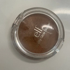 Bronzer  - Bronzer från elf. Endast testad så mycket produkt kvar 💕