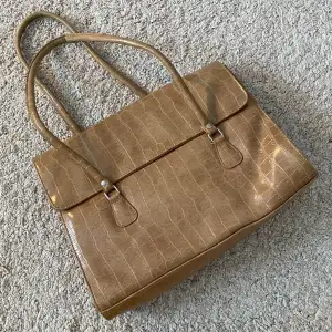 Super snygg ”hårdare” väska, ca 30 cm bred!!💓
