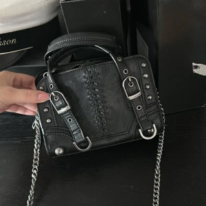 Svart liten axelbandsväska - Supersöt svart axelbandsväska med avtagbara band. Använd få gånger. 