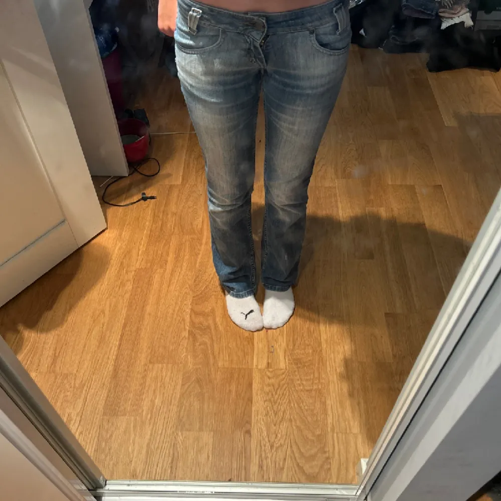 Jättesnygga Lee jeans, säljer pga att dom inte blir andvända så mycke längre.Tredje bilden är lånad. Köpte på vinted. Jättefint skick och dom tvättas innan dom skickas.💕Jag är 163 och passar mig i längden!💕. Jeans & Byxor.