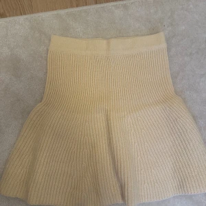 Kjol Zara - En kräm färgad kjol från Zara i storlek XS💕💕