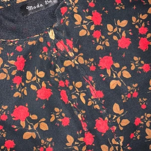 svart blommig klänning  - i super bra skick och skulle passa S också