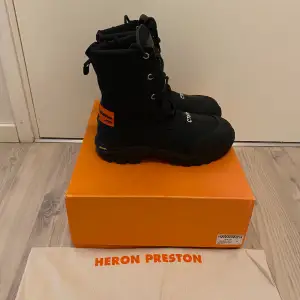 Säljer ett par helt nya aldrig använda Heron Preston vinterskor/boots i strl 41. Kommer med låda och dustbag. 