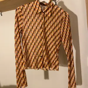 Snygg 70s skjorta i mesh från Zara. Använd men i gott skick. Storlek XS men passar även mig som använder S. 