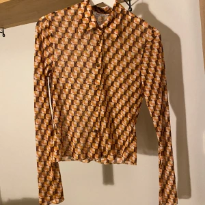 70s skjorta - Snygg 70s skjorta i mesh från Zara. Använd men i gott skick. Storlek XS men passar även mig som använder S. 