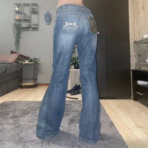 Coola byxor - Säljer de för behöver pengarna. Skriv om du har frågor eller om det är något, jobbar på att försöka svara så snabbt som möjligt men snälla ha tålamod!  ❤️❤️midjan är 38cm och innerbenslängden är 79cm