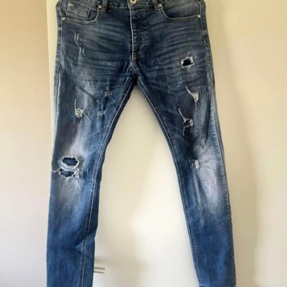 Säljer dessa jeans pågrund av att dom är för små för mig, dom är i gott skick storlek 30. Jeans & Byxor.