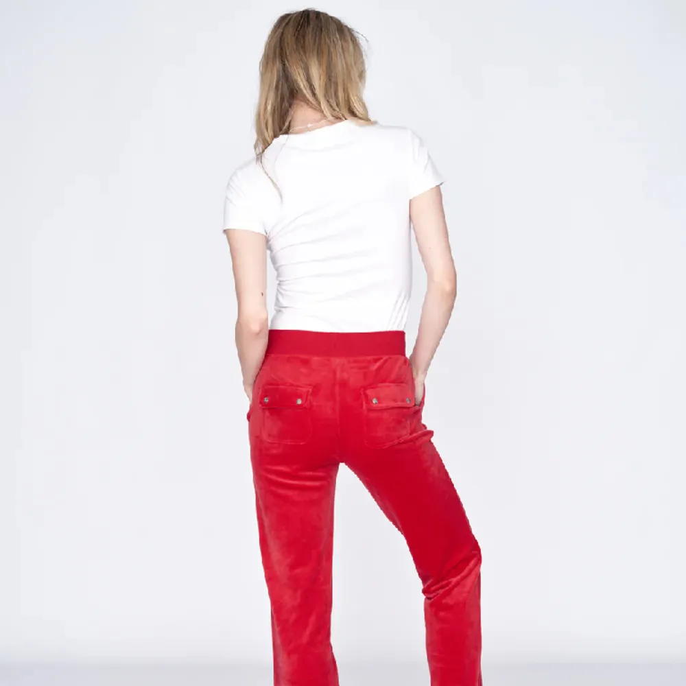 (SÖKER!!!) Röda juicy couture byxor i storlek S eller M för ett rimligt pris! . Jeans & Byxor.