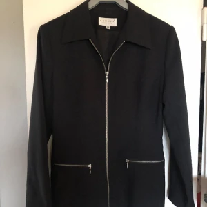 Kavaj/jacka nyskick Strl:38 - Elegant kavaj/jacka i nyskick  Lite figursydd modell 