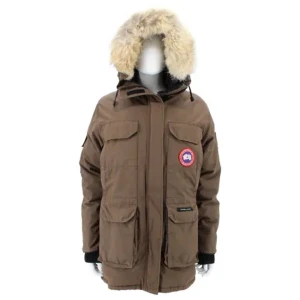 Canada goose - En äldre jacka i unisex ifrån canada goose. Köpt på 2000-talet av min mor då den modellen var mycket populär men har sen dess aldrig blivit använd då den är för stor. Strl S i unisex men skulle kunna passa en L då den är mycket stor i unisex strl. 