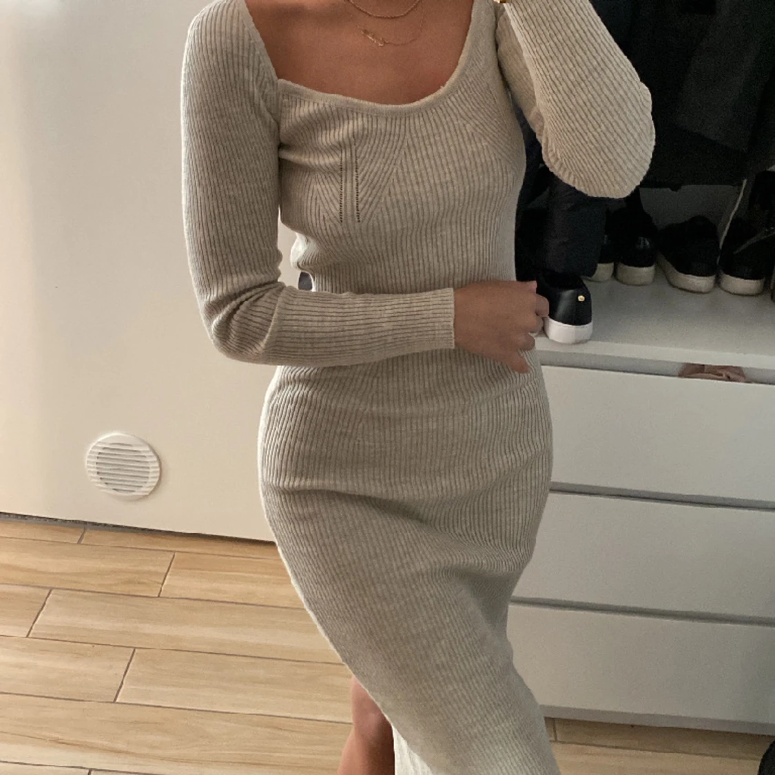 Ribbstickad klänning