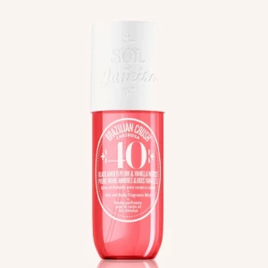 Sol De Janeiro Bodymist - Säljer min oanvända body mist från Sol de janeiro då jag fick 2 stycken när jag fyllde år! Doften är ljuvlig, vanilj blommor och bär i ett! Älskar ❤️  Plasten är av då den redan var ganska lös när jag fick den! 240ml  Ordinarie pris: 379kr 