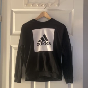 Adidas tröja  - Då prislappen är borta så vet jag inte storlek, skulle gissa på S kanske M 💞 