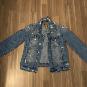 Ripped jeans jacket - Jeansjacka i XS, bra skick!