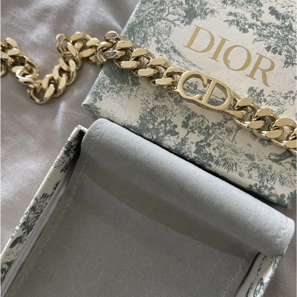 Så snyggt halsband/choker från Dior i guld. Tillhörande box följer med!  I jätte fint skick, knappt använt!  Modellen heter Etoile choker.  Nypris runt 6000- Tyvärr inget kvitto därav priset. Accessoarer.