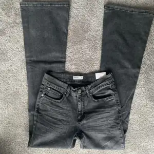Snygga Bootcut lågmidjade grå jeans från Gina tricot, aldrig använda  och de är i ny skick. Midjemått tvärs över: 34. Hör av er vid fler frågor!❤️