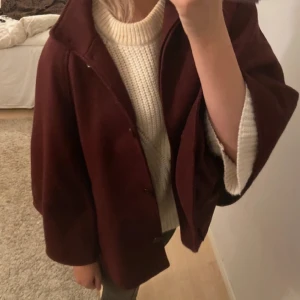 Cape/trekvartsärmad kappa - En as fin och populär cape jacka med trekvartsärm!!😍😍inga defekter eller slitningar, super bra skick! Najs inför våren🙌 priset går att diskutera 
