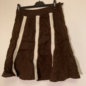 Kjol - Säljer denna fina kjol, skriv om du har funderingar 🥰