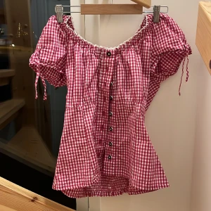 Gingham topp - Topp i röd gingham mönster. Strl 36/38 men skulle säga att den passar en 34-36.