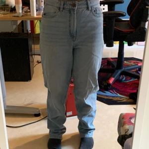 Jeans - Säljer de här jeansen då dem inte passar min stil längre. Dem är high waisted och straight leg. Jag är 151 cm lång 🩷. Har aldrig använts 