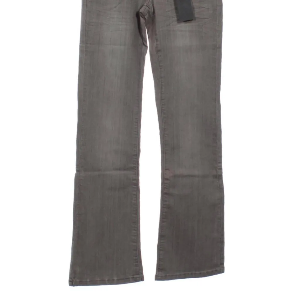Så snygga lågmidjade jeans men coola detaljer på bakfickan❤️de är väldigt stretchiga! midjemått tvärsöver: 36 cm, innerben: 76 cm . Jeans & Byxor.