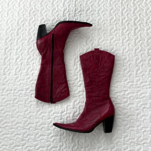 Röda cowboyboots  - Så fina röda vintage cowboyboots i äkta läder, storlek 36 🍷