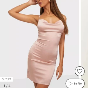 Rosa satinklänning - Rosa satinklänning från Parisian (köpt på Nelly för 399kr). Aldrig använt, prislapp finns kvar. Klänningen har öppen rygg.