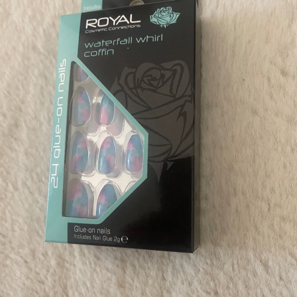 Säljer lösnaglar/glue-on nails som är rosa och blå, ordinarie pris ligger på 49kr  men jag säljer för 10kr! förpackningen kan blivit öppnad någon gång men aldrig använda, säljes varav att dom bara legat i ett skåp, orörda och att  nagel limmet borta . Övrigt.