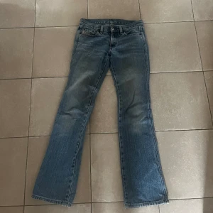 Lågmidjade bootcut jeans - Såå snygga lågmidjade bootcut jeans från diesel😍tyvärr är de försmå, därför ingen bild på. Sömmen har åkt upp lite vid skrevet, syns på andra bilden💕 midjemått rakt över är 37, midjemått runt om är 78, innerbensmått är 81 och ytterbensmåttet är 101cm