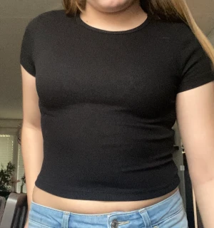 Svart t-shirt  - En ganska kort t-shirt från H&M, använd bara någon gång, så i princip i nyskick!💗 Säljer pga lite för kort för min smak, men den kan vara perfekt till sommaren!🤩