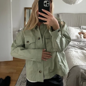 Vår jacka - Ljusgrön tunnare vår jacka😍 Använd endast fåtal tillfällen därav säljer jag den❤️ passar Xs-mindre M🙌🏽