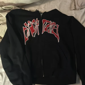 Kofta med tryck - En kofta med coolt tryck. Den är som ny då den nästan aldrig använts. 