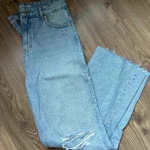 Jeans från NewYorker  - Hål i knäna, storlek L men sitter som M 