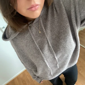 Stickad hoodie - Jättefin stickad hoodie i storlek M utan några defekter! Knappt använd💗