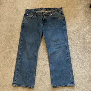Weekday arrow lågmidjade jeans i storlek w33/l32. Säljer pga att de är för små 🩷