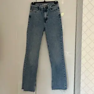 Fina jeans från Zara i storlek 34, använda ett fåtal gånger. Det är även en slits nertil på jeansen. Fint skick!💙