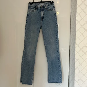 Jeans - Fina jeans från Zara i storlek 34, använda ett fåtal gånger. Det är även en slits nertil på jeansen. Fint skick!💙