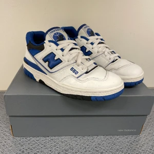 New balance 550 white/royal - Bra skick, använd ett fåtal gånger. Ett litet hål i hälen(syns på bild 2) Ordinarie pris 1300kr 