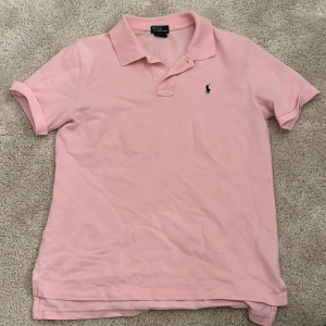 Ralph Lauren Piké 🩷 - Jättefin piké från Ralph Lauren i rosa. 