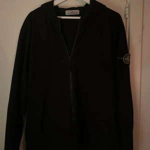 Stone Island Zip hoodie - Säljer denna för den var lite för liten. Eftersom den är för liten har jag knappt använt den. Det är storlek M. Köpte den för 2500 kr men kan tänkta mig detta pris för jag använder den inte.