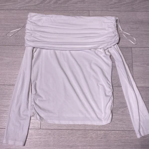 Offshoulder Långärmad Tröja - Säljer min vita offshoulder tröja som är lite för stor för mig. Passar folk med M.  Köpte den på rea för 180kr. 💕