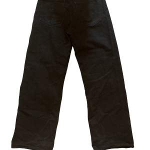 Svarta Baggy jeans, ganska långa men små i midjan. Bra skick och inte använda så mycket