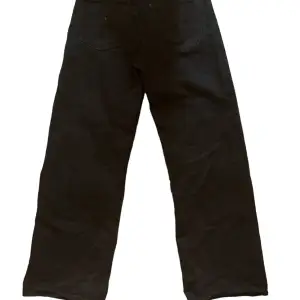 Svarta Baggy jeans, ganska långa men små i midjan. Bra skick och inte använda så mycket