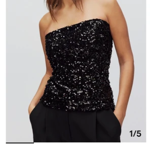 Glittrig top från Second Female  - Säljer då den ej kommer till användning. Använd en gång men så gott som ny, dvs inga tecken på användning. Inköpt för 1099kr.